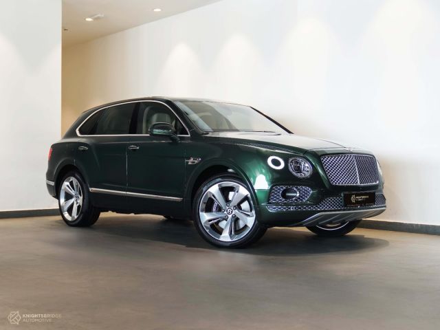Used - Perfect Condition 2017 Bentley Bentayga Green exterior with White and Black interior at Knightsbridge Automotive