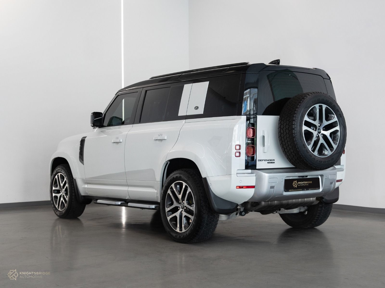 2020 Land Rover Defender 110 HSE at Knightsbridge Automotive - (11077 - 4)