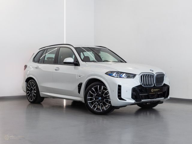 Used - Perfect Condition 2024 BMW X5 xDrive 40i White exterior with Brown and Black interior at Knightsbridge Automotive