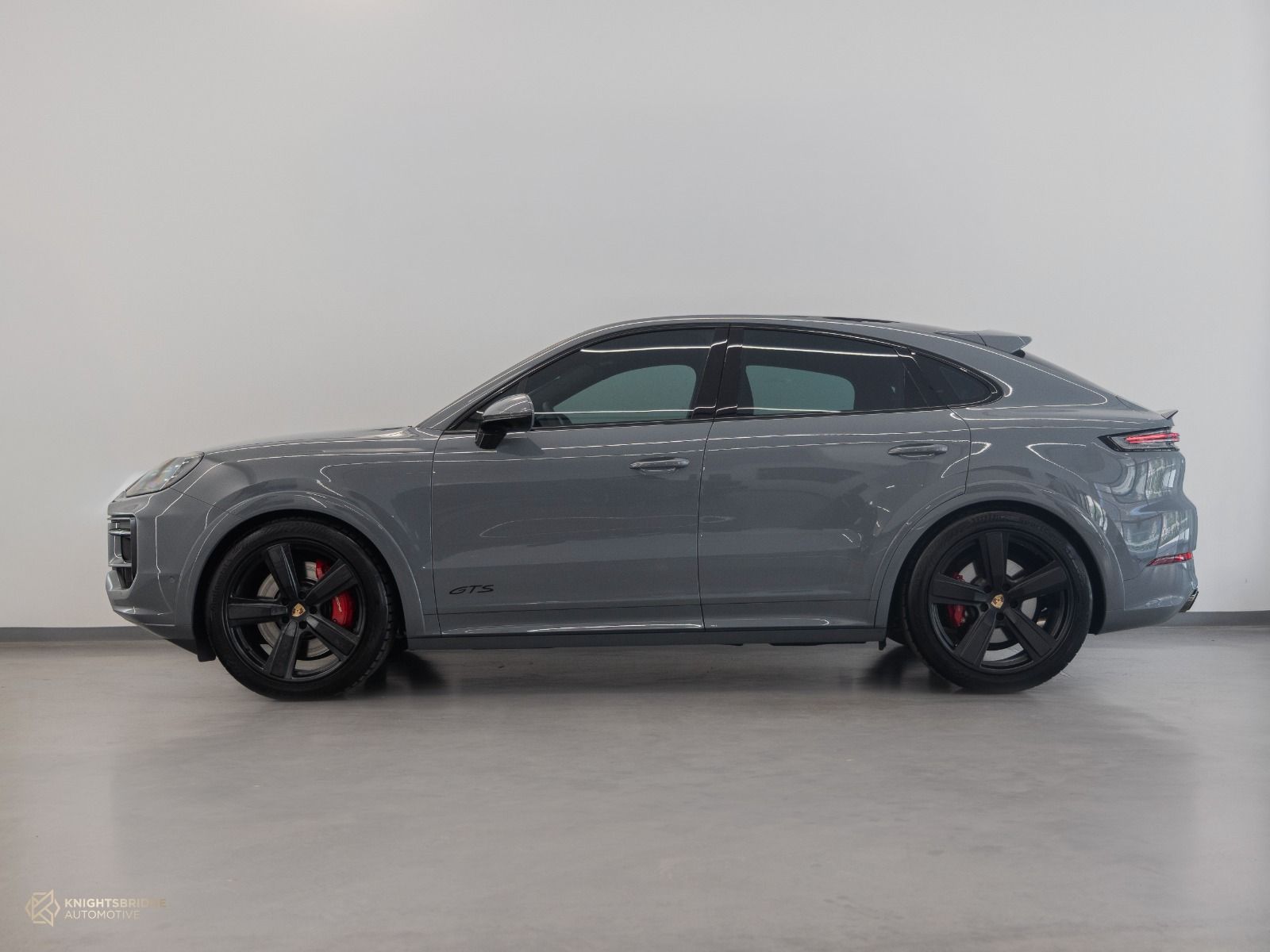 2025 Porsche Cayenne GTS at Knightsbridge Automotive - (11896 - 3)